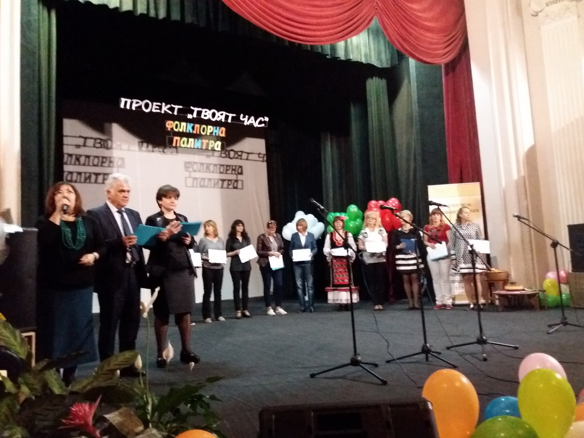 folkpalitra2804172 Кметът Корнелия Маринова поздрави участниците във „Фолклорна палитра” по проект „Твоят час”