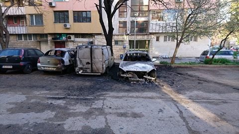 pojarkoli304171 Неизвестни запалиха пет автомобила в центъра на Ловеч. Една от колите е на шефа на КАТ Ловеч. Подобен инцидент с палежи на коли се случва за 3-та поредна година