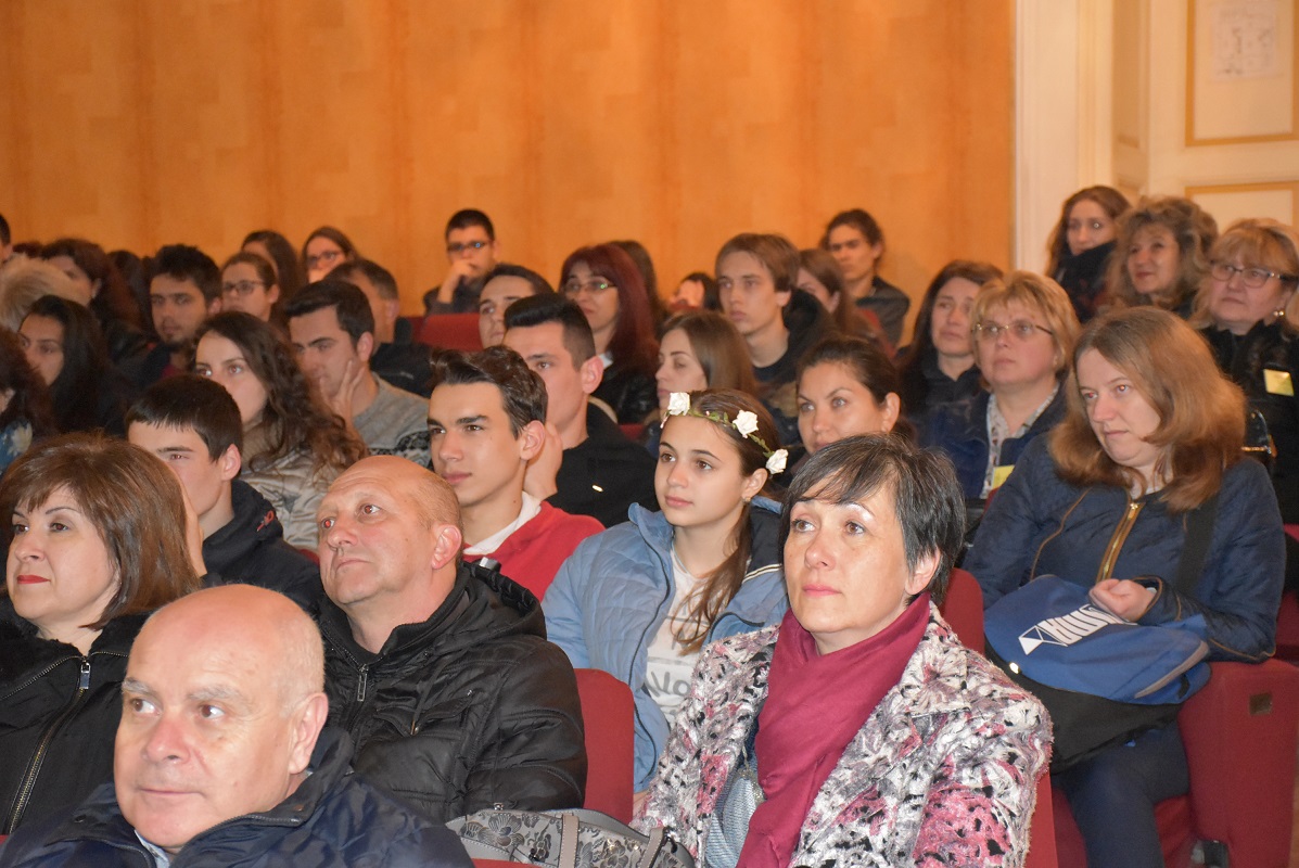 satezaniehimia220417 Даден бе старт на 19-ото Национално състезание по химия и опазване на околната среда в Ловеч