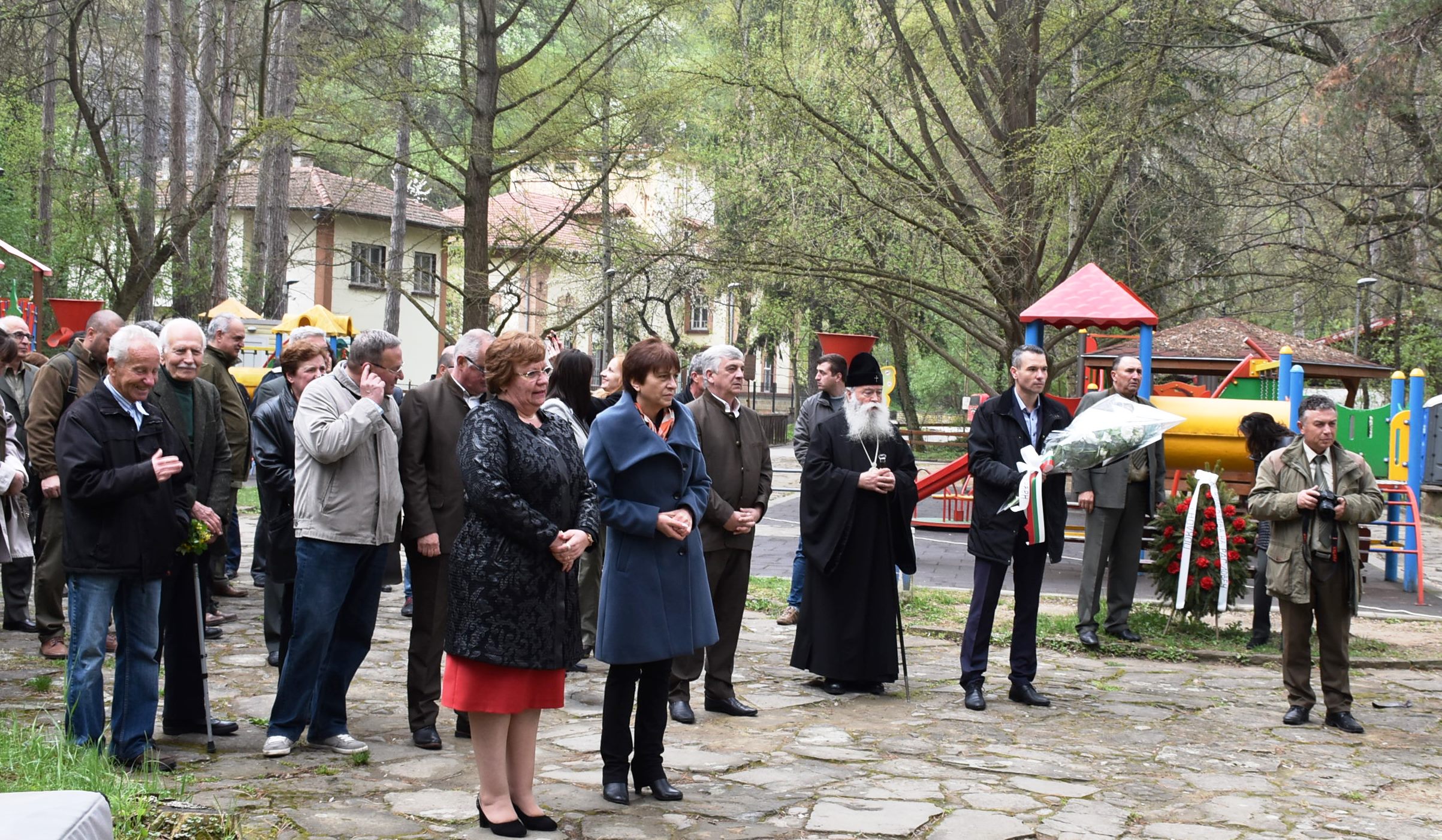 sedmicagora50417 2 Кметът Корнелия Маринова поднесе цветя на „Баш Бунар“ в Ловеч по повод Седмицата на гората