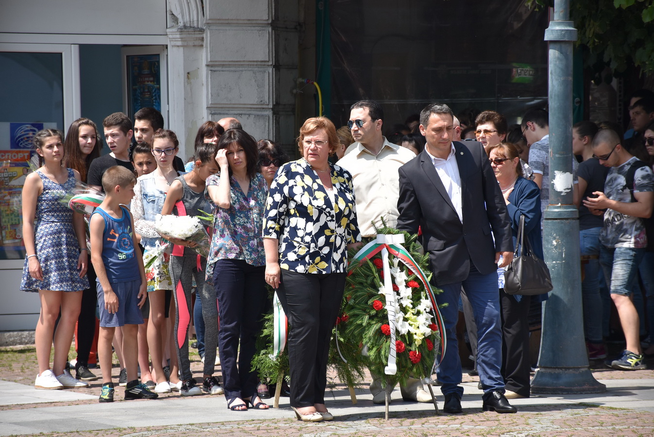botev2juni20617A С поднасяне на венци на признателност днес в Ловеч бе отбелязан 2 юни