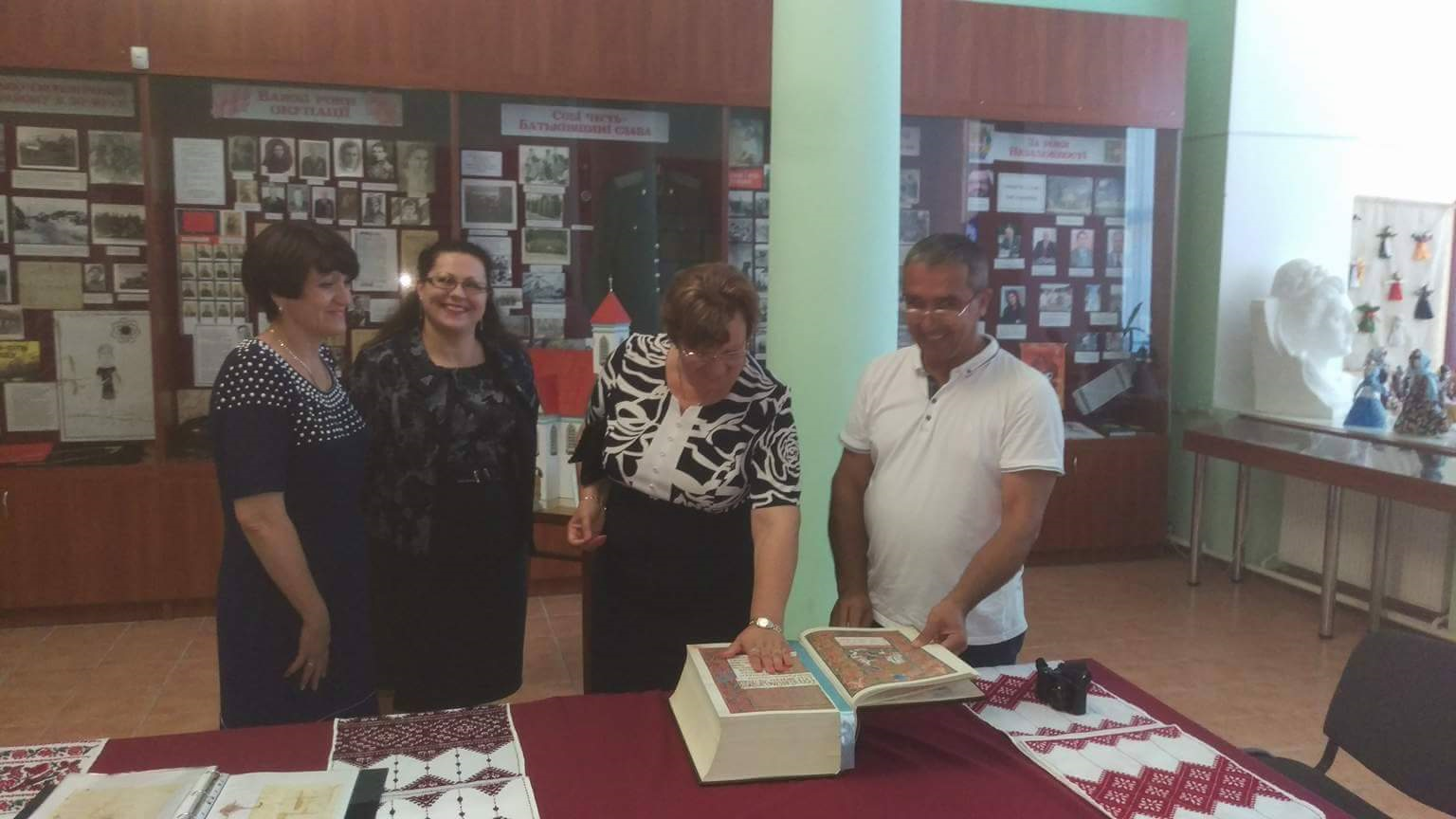 izislavdelegacia260617 2 Ловешката делегация в Изяслав положи цветя на Братската могила и посети Историческия музей