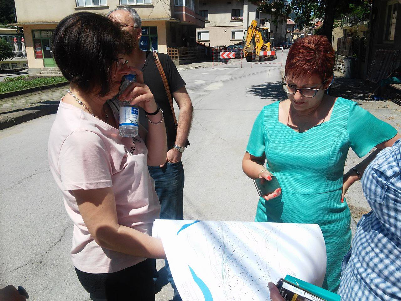 kopkateteven220617 2 Направена бе първа копка по проект: „Реконструкция водопровод и сградни водопроводни отклонения по улица „Иван Вазов“, гр.Тетевен“