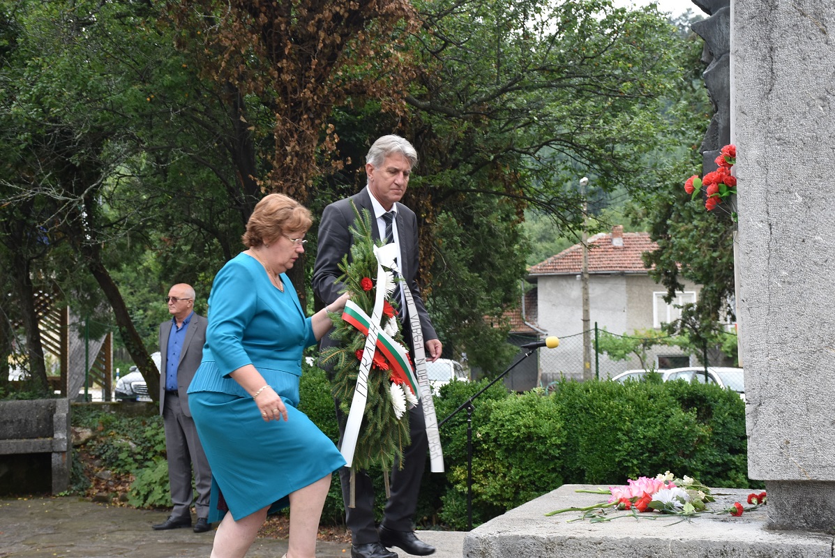 kakrina1807176 С поднасяне на венци завърши гражданското поклонение пред паметника на Васил Левски в село Къкрина