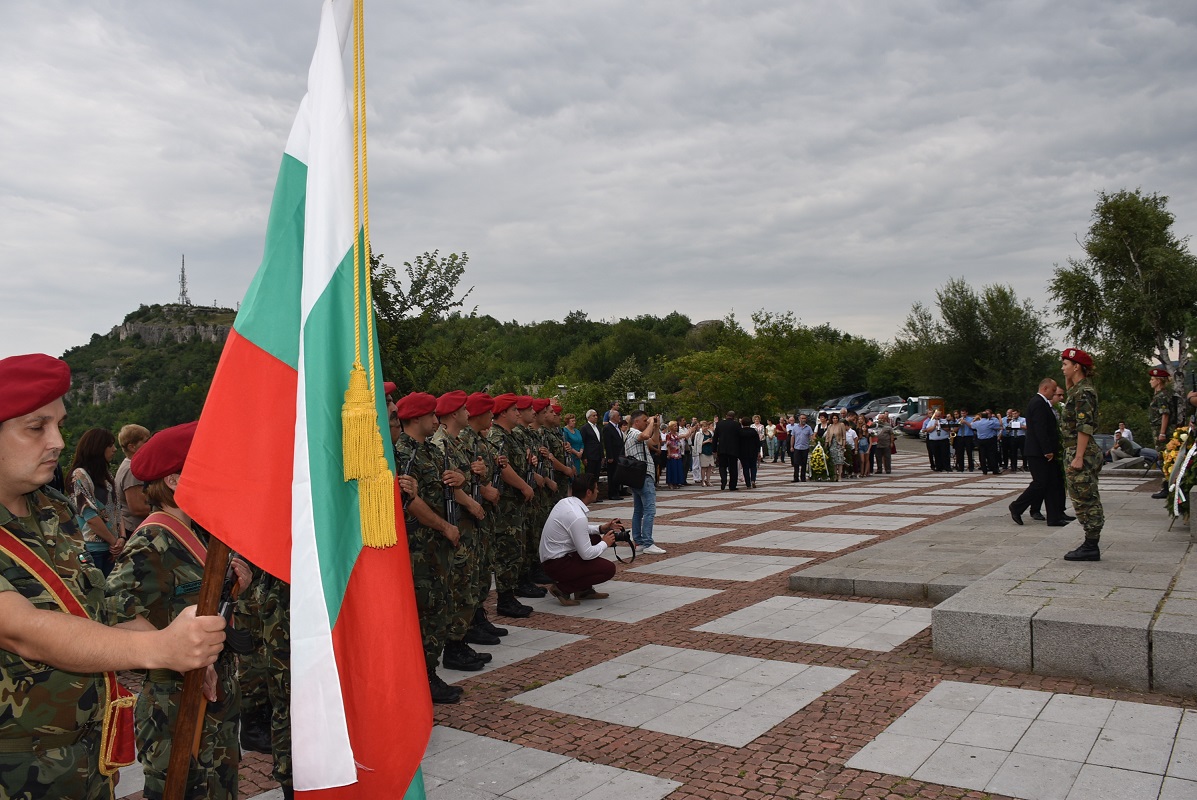 levski1807175 В Ловеч, пред най-високия в страната паметник на Апостола, бяха поднесени венци на признателност