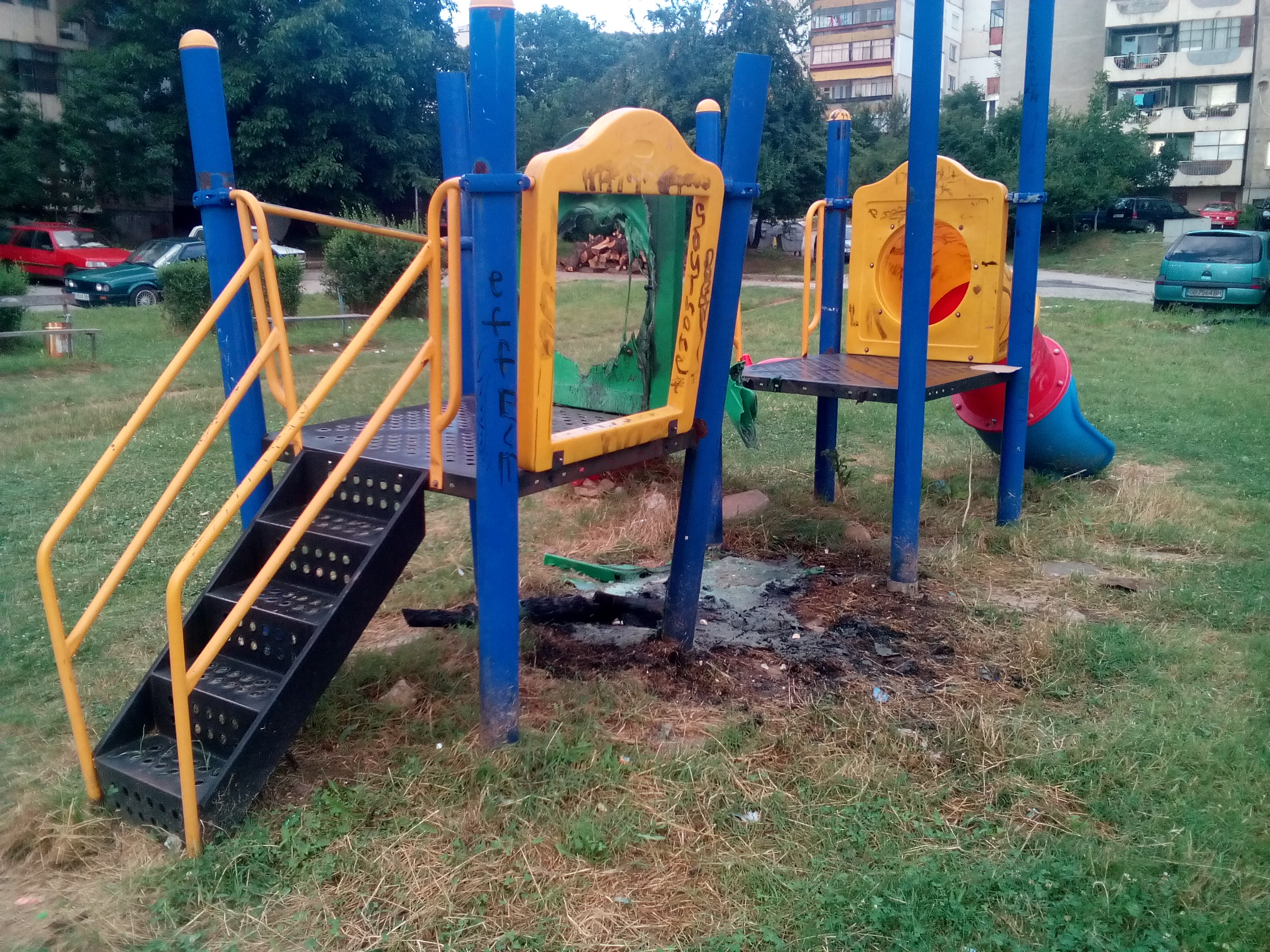 vandalibabakovev280717 3 Неизвестни лица опожариха детска площадка в кв. „Младост“ в Ловеч