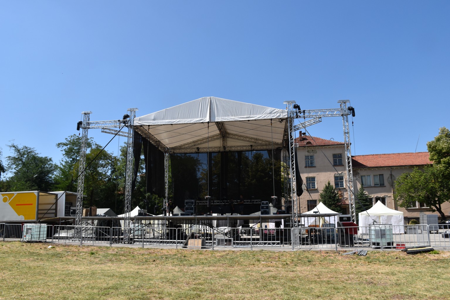 scena3108174 Готова е голямата сцена за Love CHange Music Festival
