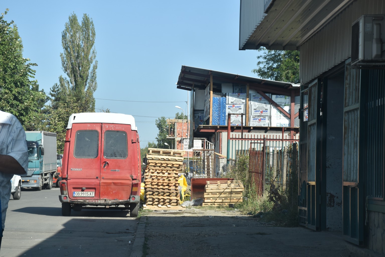 trotoari3108173 Община Ловеч даде 48 часа на търговци да освободят тротоарите на ул. „Стара планина“