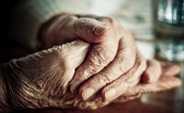 baba109171 Полицаи от РУ Тетевен са установили и задържали 25-годишна жена от гр. Ботевград, отнела чрез заплахи и сила пари и пръстен от 80-годишна