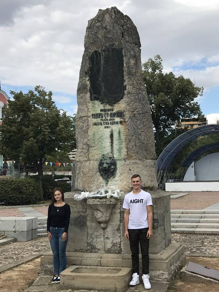 tkirkov2209171 Ученици от ПЕГ “Екзарх Йосиф I“ поднесоха цветя на паметника на Тодор Кирков, изразявайки своята почит