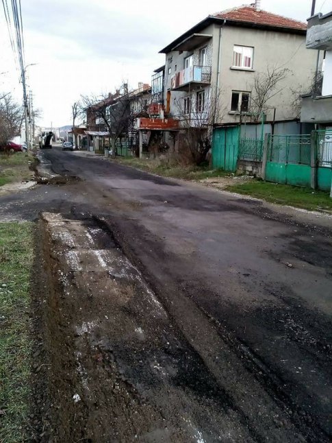 asfalt1812174 Асфалт като "червен килим" вкара в сблъсък жителите на Гозница и Община Ловеч