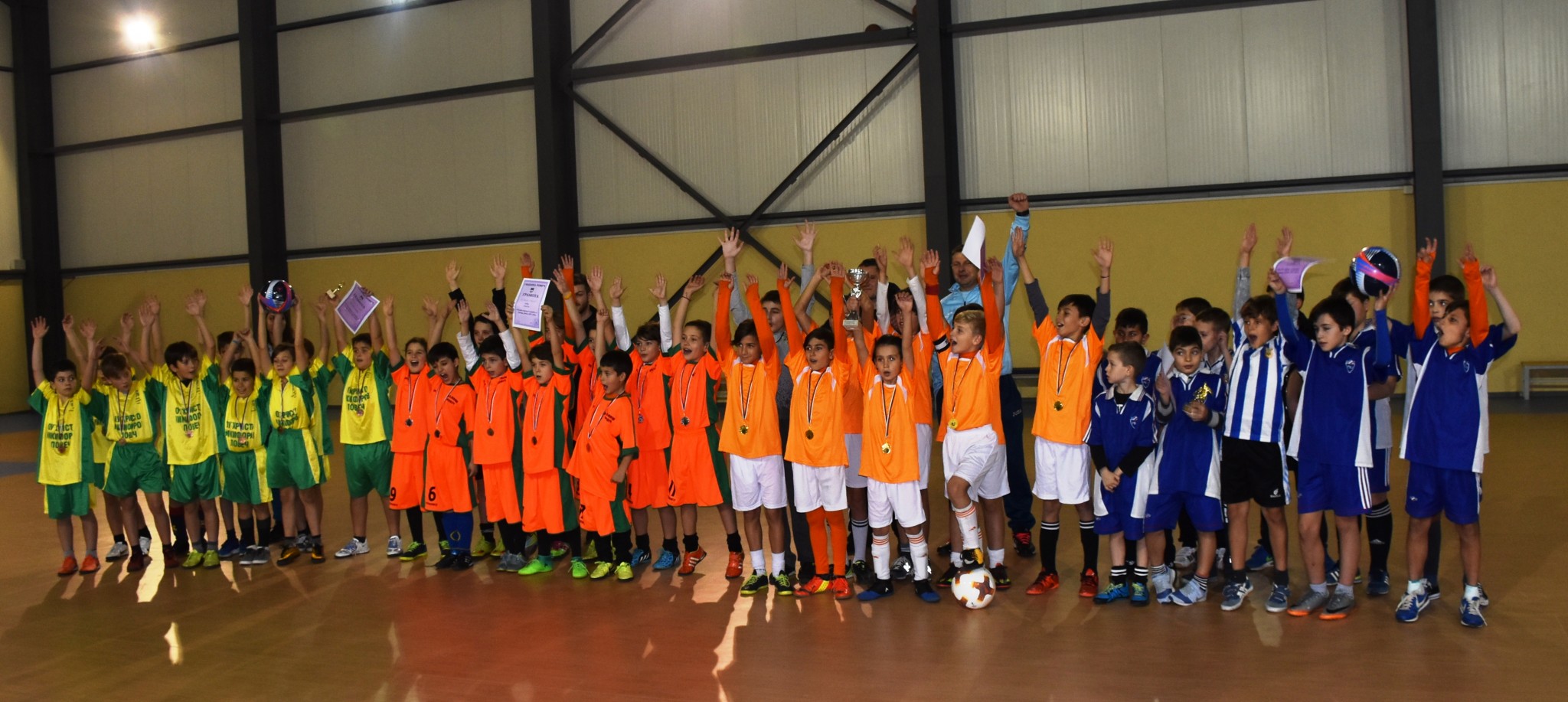 futdeca221217 2 В Многофункционална спортна зала в ГЧЕ „Екзарх Йосиф Първи“ – Ловеч, на 21 декември 2017 година се проведе традиционен коледен турнир по футбол на малки врати