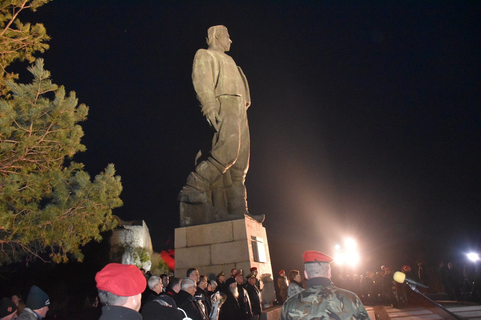 poklonenielevski1902181 Гражданско поклонение и тържествената заря-проверка пред паметника на Апостола в Ловеч