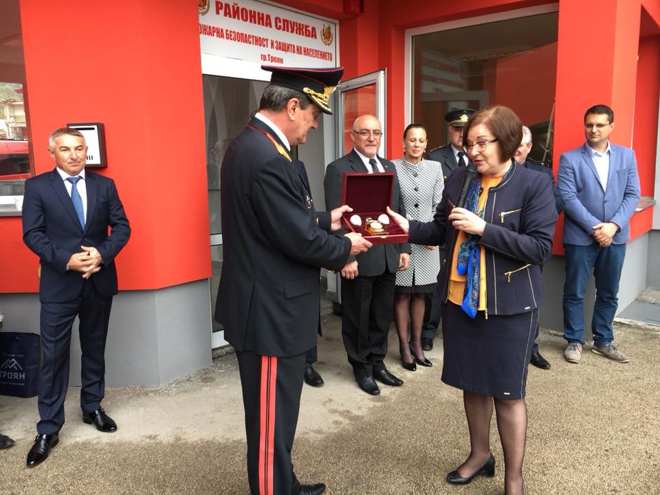pojarnatroyan1804181 Директорът на ГД „Пожарна безопасност и защита на населението“ гл. комисар Николай Николов откри обновената сграда на пожарната в Троян