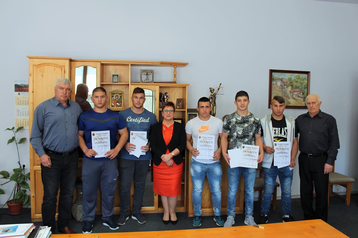 sportistiteteven120418H Кметът на Община Тетевен награди даровити спортисти за постигнати високи резултати
