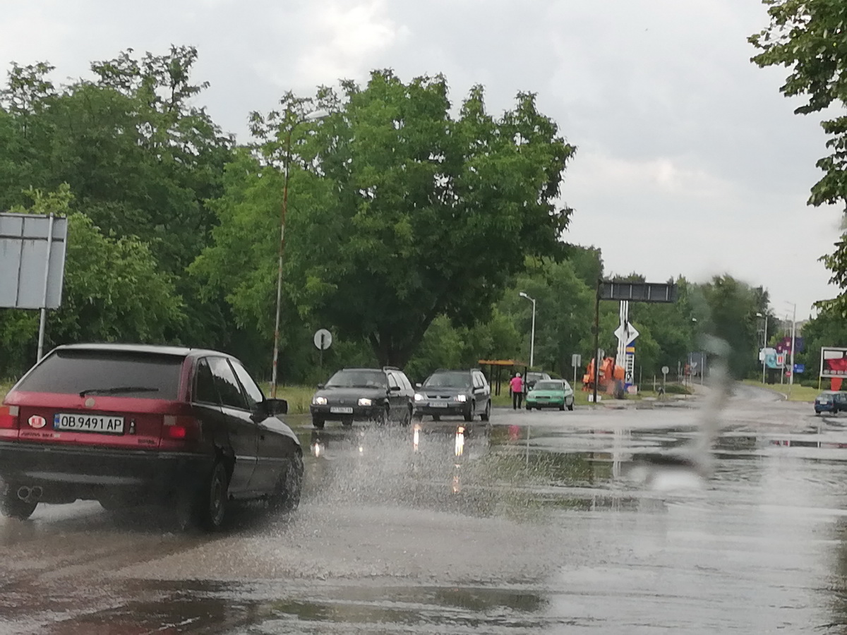 dajd2405181 Екипи на Пожарната са участвали в отводняването на 3 магазина и 8 мазански помещения в града