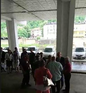 ostavka1105181 Маринова обвини директно медиите в манипулация по повод вчерашния протест на медици и граждани пред хотел „Ловеч“! Чуйте записа на хората, излъчен по БНР и отсъдете КОЙ лъже!