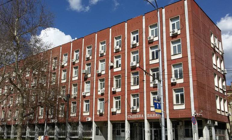 sadpleven1206181 Служителка и двама пациенти на клиника в Ловеч с повдигнати обвинения за държане на наркотични вещества