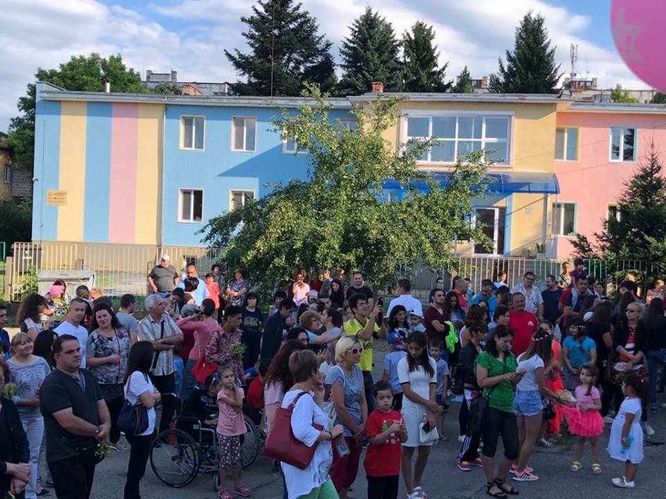 zavoskipraznik250618E На Еньовден, традиционният празник на квартал „Здравец” в Ловеч събра млади и стари на площада пред фирма „Денима”