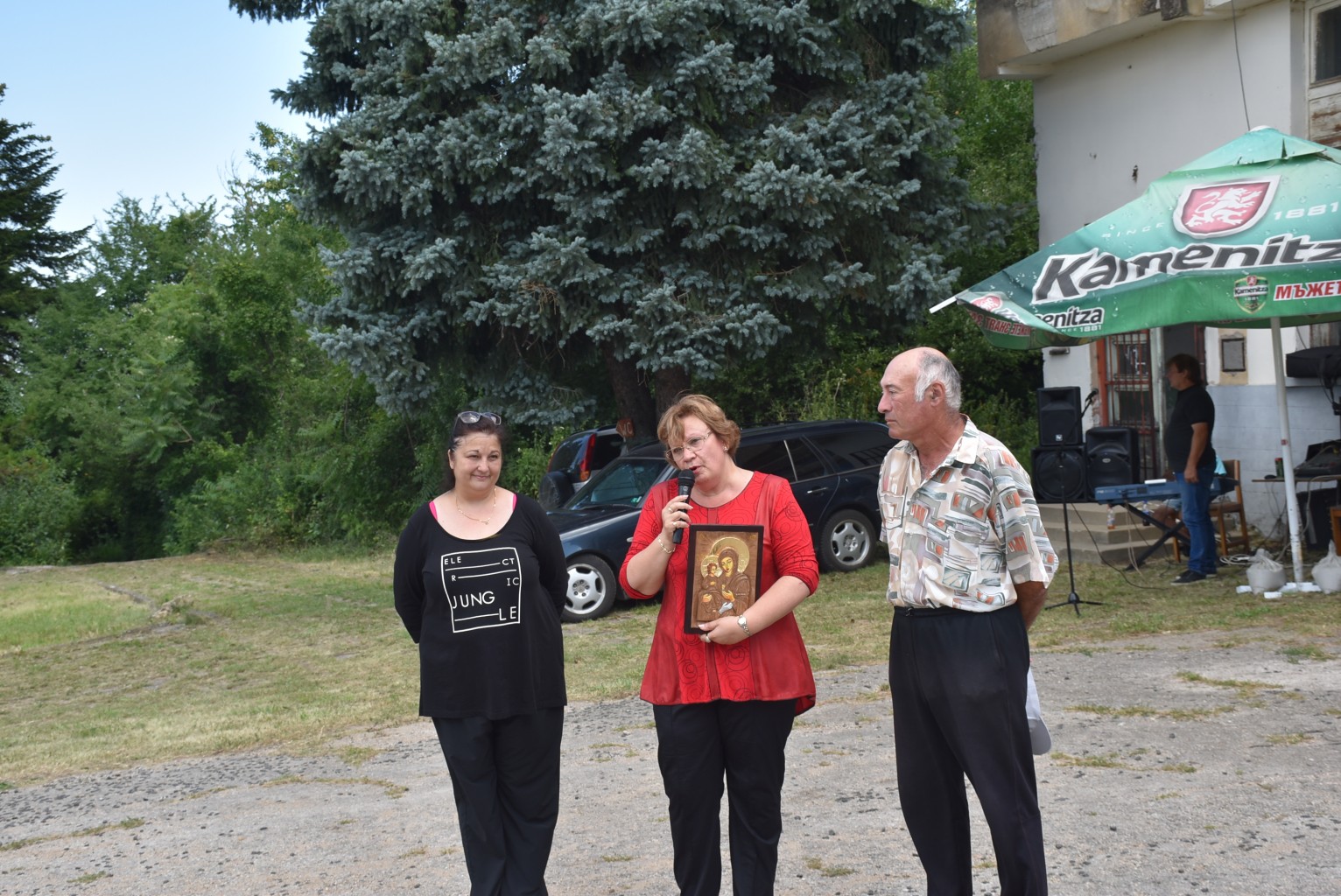 devetaki2307181 Икона на Света Богородица подари кметът Корнелия Маринова на най-стария храм в Ловешко в Деветаки