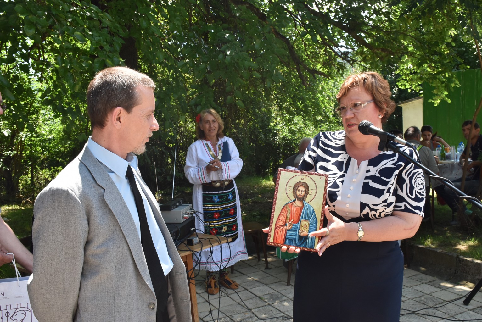 leshnica1607181 Кметът Корнелия Маринова поздрави жителите на село Лешница за празника