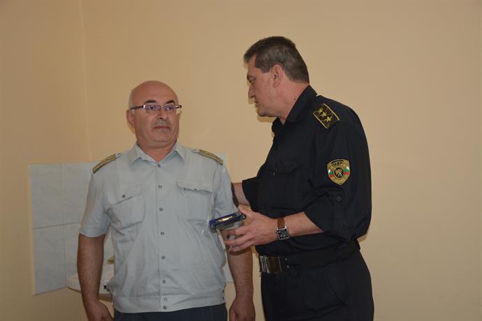 nagradimvr507181 Началникът на РС ПБЗН Троян отличен с най-високото професионално отличие в МВР