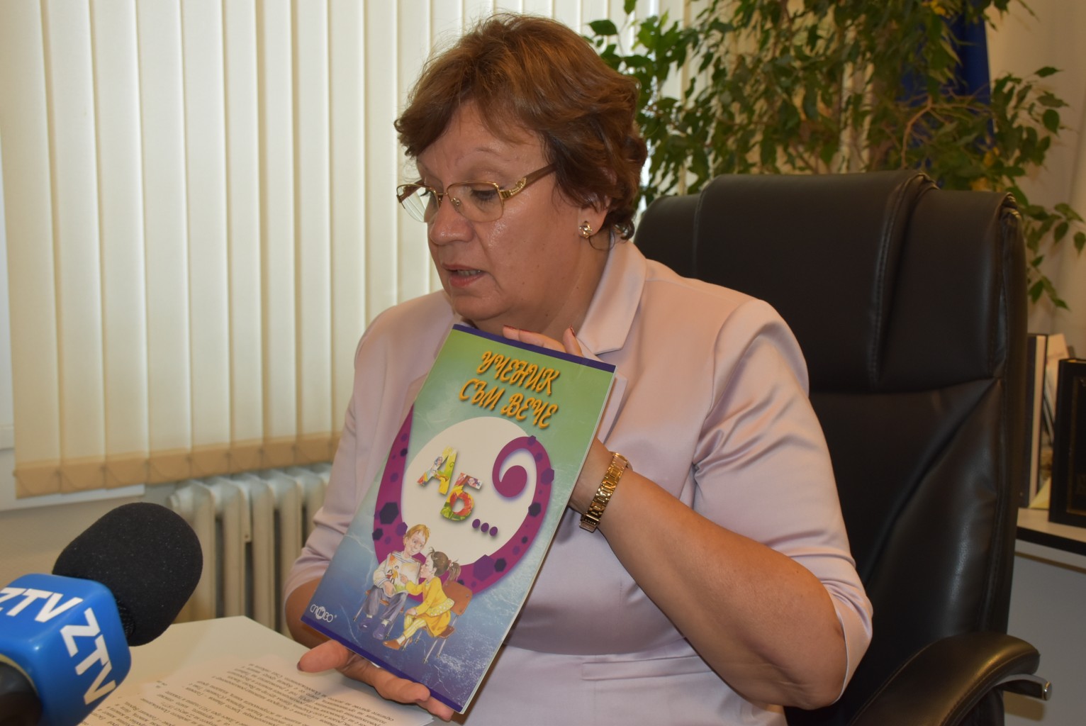 knigaparolaci509181 Първолаците в Ловеч получават книжката „Ученик съм вече“