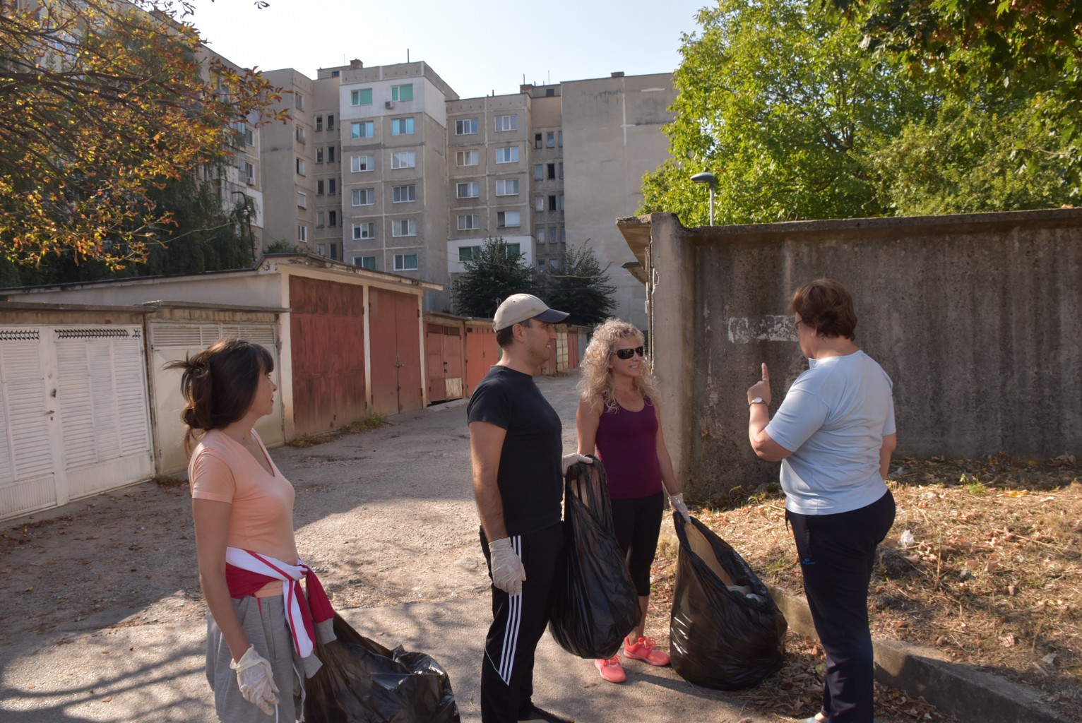 pochistane1509183 Служителите на Община Ловеч се включиха в акцията „Да изчистим България заедно“