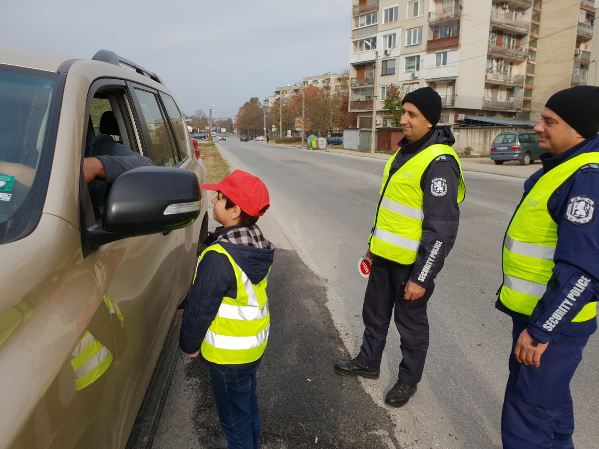 kidspolice1511186 С много детски усмивки и в отлично настроение премина занятието по пътна безопасност на децата от ДПУ при СУ „Тодор Кирков“ гр.Ловеч