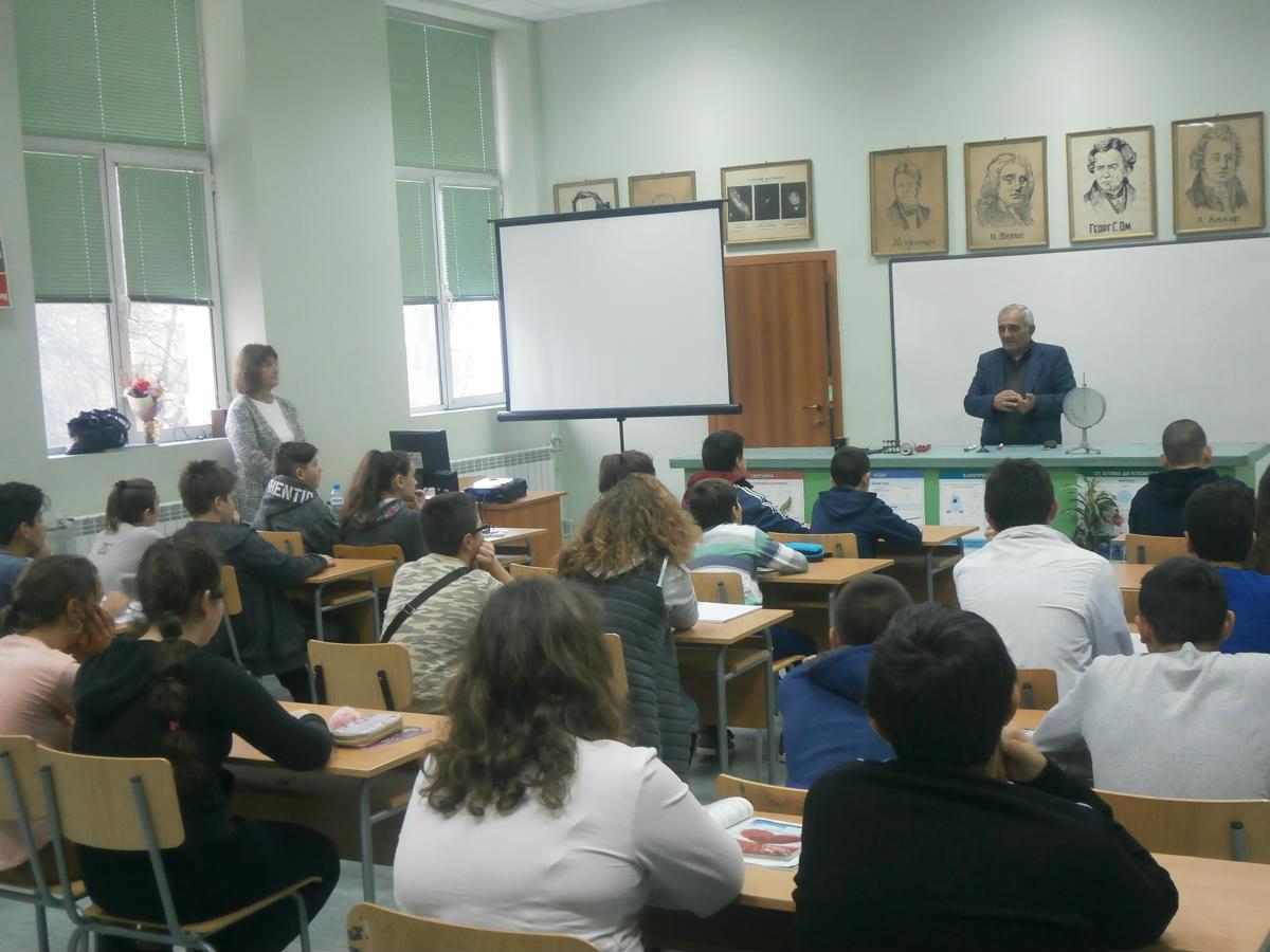 tomatomov2211182 Преподавателят в СУ „Св.Климент Охридски” инженер физик Тома Томов гостува в Гимназията