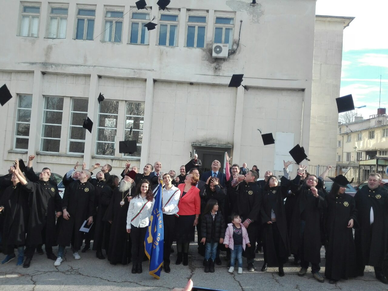 kolejdiplomi1012182 Випуск 2018 на Техническия колеж в Ловеч получи дипломите си на студентския празник