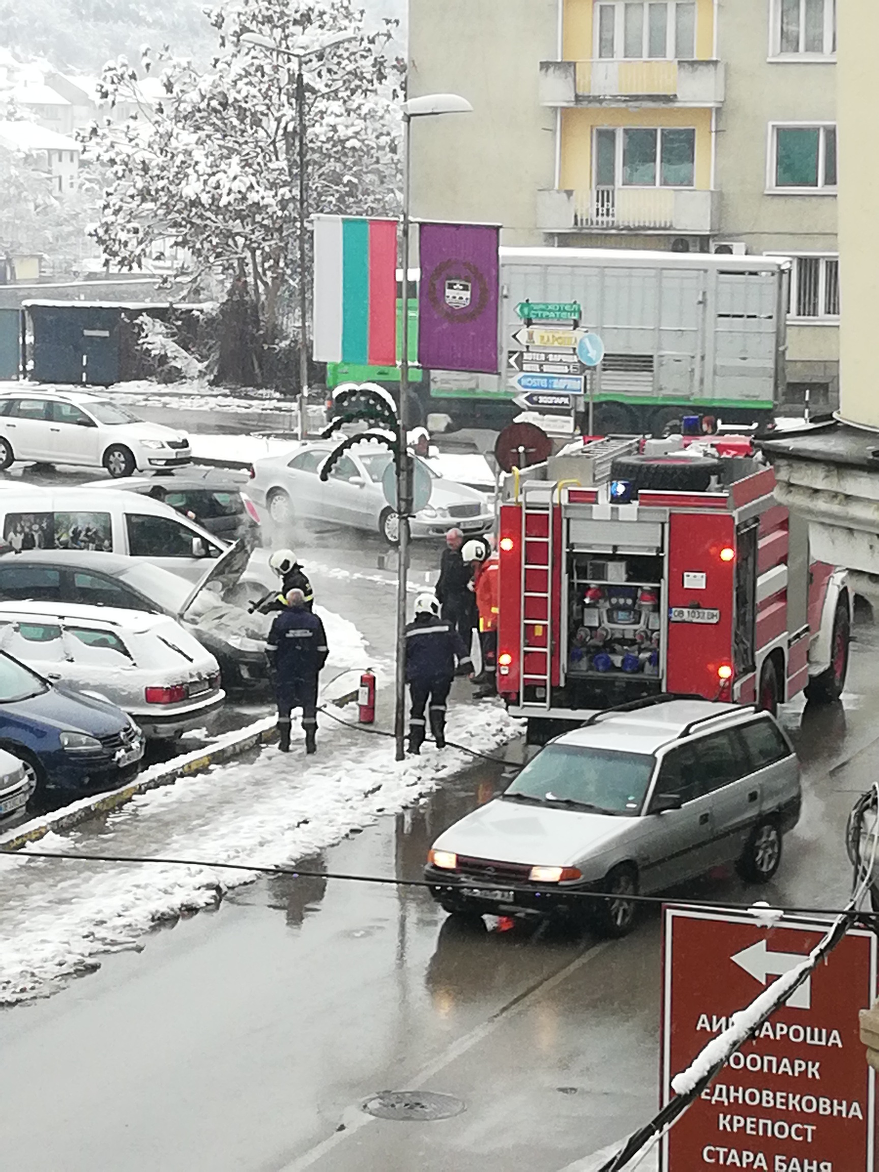 pojarna1812181 Кола се подпали на паркинга до Покрития мост. Пожарникарите са на място