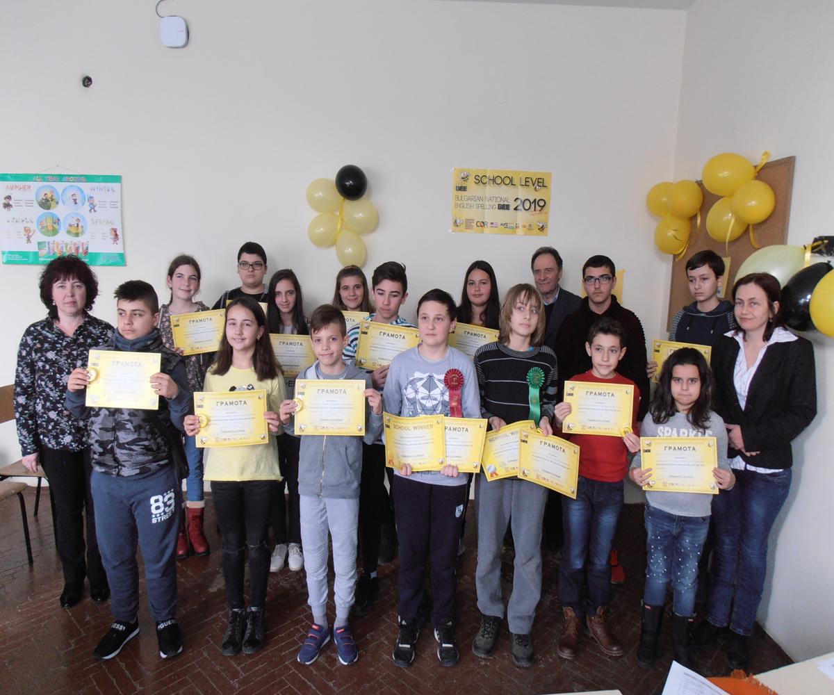 Spelling Bee2203192 В Средно училище "Тодор Кирков" - гр. Ловеч беше проведен училищен кръг на Националното състезание по правопис на английски език Spelling Bee 2019