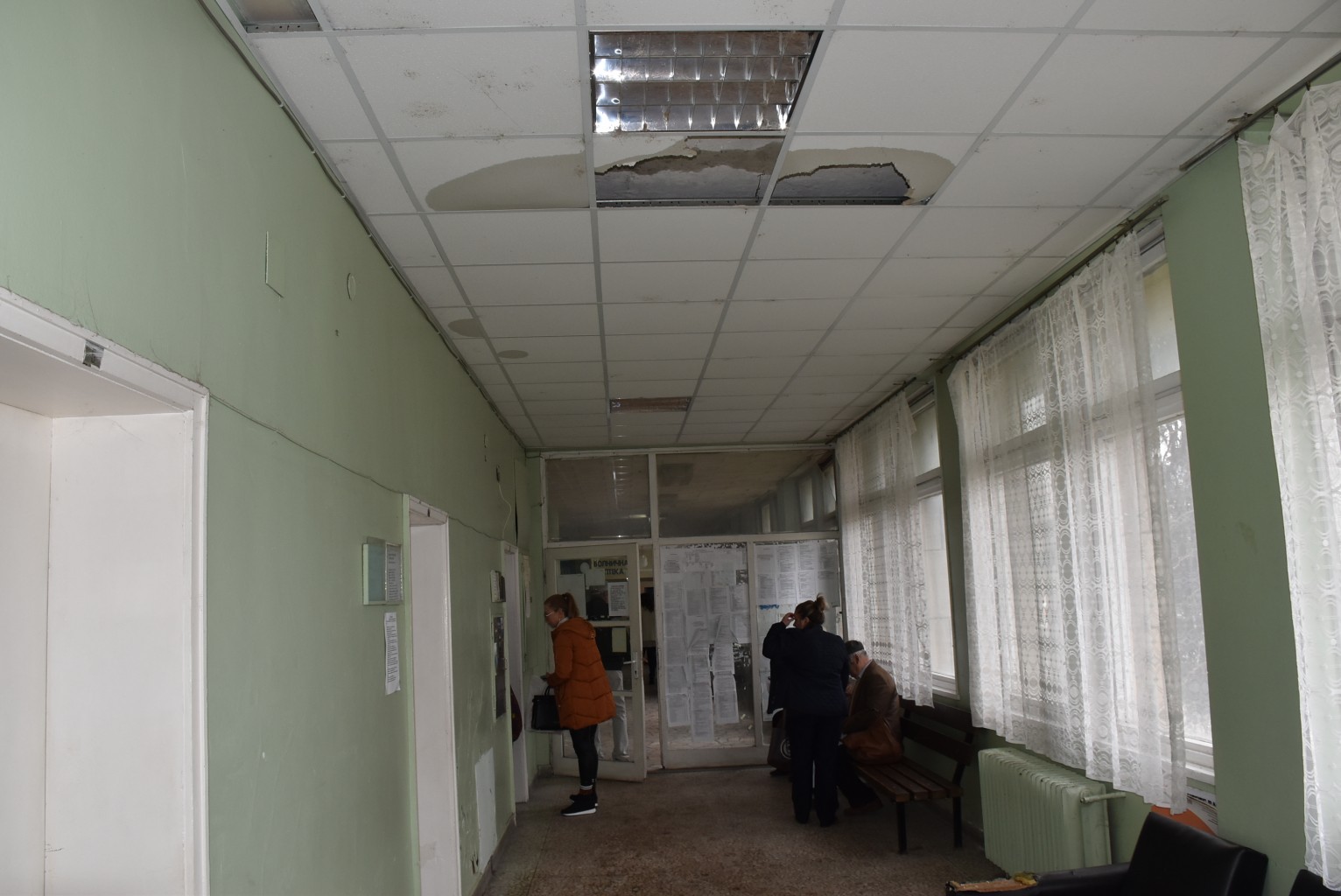 dsc 0682 ПАДНАЛИ СА ДВЕ ПЛОСКОСТИ ОТ ОКАЧЕН ТАВАН В ПОЛИКЛИНИКАТА В ЛОВЕЧ