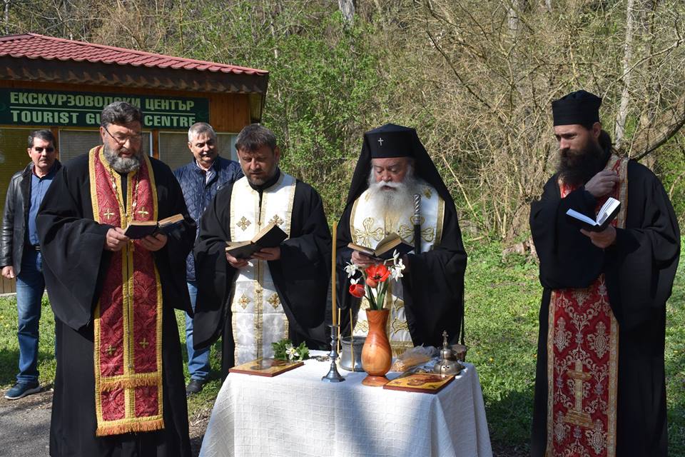 kopkahramkrushuna2803191 Негово Високопреосвещенство Ловчанският митрополит Гавриил отслужи водосвет и направи първа копка на новостроящ се храм „Св. Преображение Господне“ до Крушунските водопади