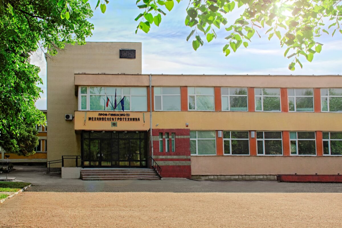 pgmet lovech1503191 На 22 и 23 март 2019г. в ПГМЕТ – Ловеч, ще се проведе регионален кръг от националното състезание „НАЙ-ДОБЪР МЛАД АВТОМОНТЬОР И ВОДАЧ НА МОТОРНО ПРЕВОЗНО СРЕДСТВО”