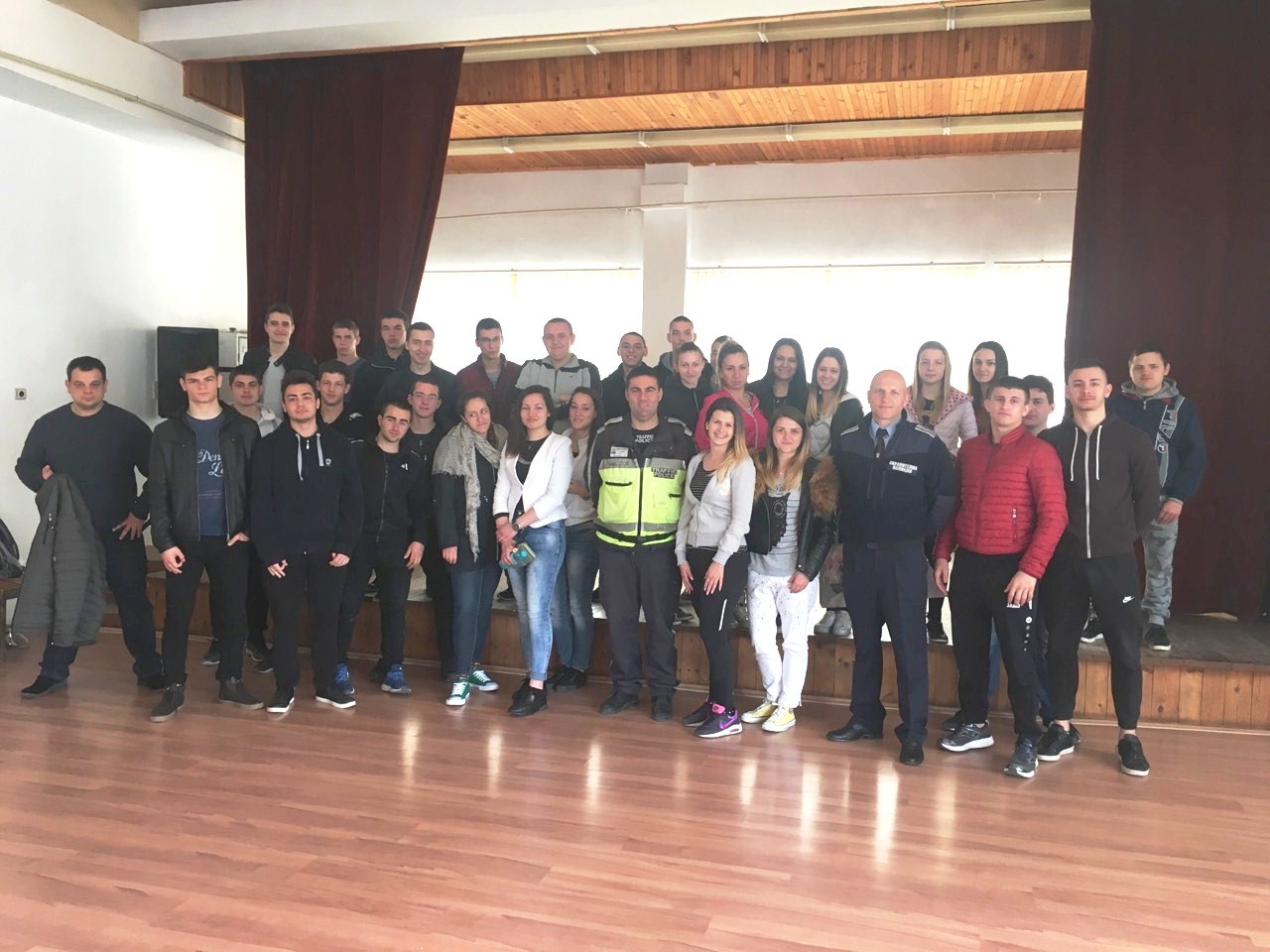 troyanpolice2504191 Полицаи от РУ Троян се срещнаха с абитуриентите от местните училища