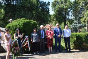 kakrinskohanche1807193 ВЕНЦИ И ЦВЕТЯ НА ПРИЗНАТЕЛНОСТ ПРЕД ПАМЕТНИКА НА ЛЕВСКИ В КЪКРИНСКОТО ХАНЧЕ
