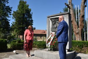 kakrinskohanche1807194 ВЕНЦИ И ЦВЕТЯ НА ПРИЗНАТЕЛНОСТ ПРЕД ПАМЕТНИКА НА ЛЕВСКИ В КЪКРИНСКОТО ХАНЧЕ