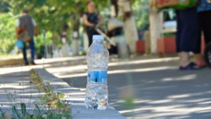 minvoda2207191 Поради горещината на 22 юли Община Ловеч раздава на гражданите минерална вода