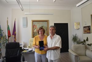 medalobshtina1508191 Кметът на Община Ловеч Корнелия Маринова връчи почетен медал на началника на Военния клуб в Ловеч Николай Василев