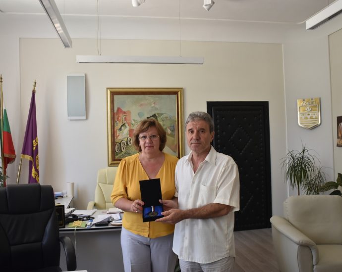 medalobshtina1508191 Кметът на Община Ловеч Корнелия Маринова връчи почетен медал на началника на Военния клуб в Ловеч Николай Василев