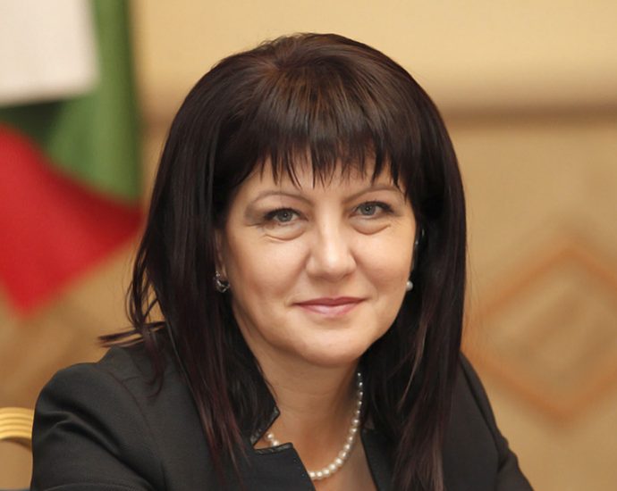 zveta karaqn4eva ЦВЕТА КАРАЯНЧЕВА, ПРЕДСЕДАТЕЛ НА НС, ПОЗДРАВИ ЛОВЕЧ ЗА ПРАЗНИКА НА 22 АВГУСТ