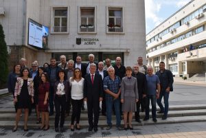 ObSposkledno2609191 Обща снимка пред сградата на Община Ловеч си направиха общинските съветници след края на последната сесия на 26 септември