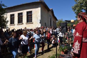 dravche2409193 Дръвче в Старо Стефаново е било засадено от кметицата Корнелия Маринова и певицата Валя Балканска