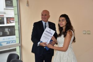 radigramota2509191 Студентката Радина Иванова със специална грамота, тя е първият получател на новоучредената стипендия „Академик Димитър Мишев“ в Ловеч