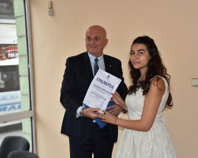 radigramota2509191 Студентката Радина Иванова със специална грамота, тя е първият получател на новоучредената стипендия „Академик Димитър Мишев“ в Ловеч
