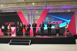 voss2609191 Заводът за автомобилни части на VOSS Automotive беше открит официално днес. Инвестицията е 15 млн. евро, разкрити са 130 работни места, ще достигнат 1000 през 2020 г.
