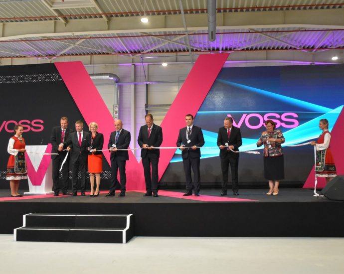 voss2609191 Заводът за автомобилни части на VOSS Automotive беше открит официално днес. Инвестицията е 15 млн. евро, разкрити са 130 работни места, ще достигнат 1000 през 2020 г.