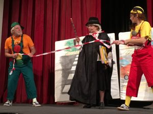 bezopasnostteater1510191 Със спектакъла „В страната на знаците“ децата в Ловеч усвояват правилата на пътната безопасност